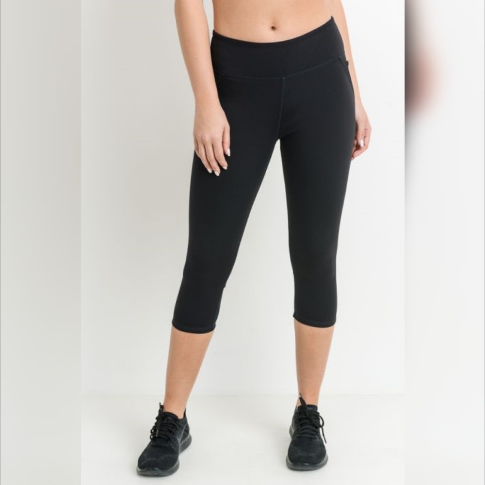 Capri Leggings with Zippered Pockets and Mesh Back - Picture 3 of 6